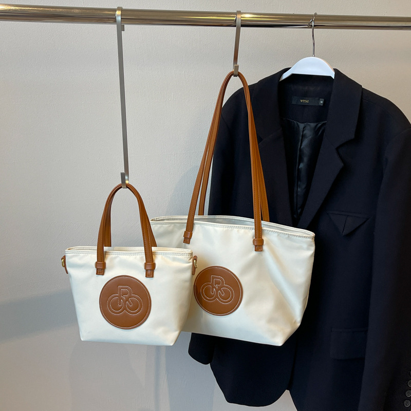 Nylon Tote táska – vödör-stílus, cipzáros nyitás, poliészter bélés, belső cipzáros zseb és ID zseb