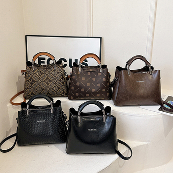 Dámska PU kabelka, horizontálne štvorcový tvar, zapínanie na zips, podšívka z polyesteru, vnútorná kapsa so zipsom