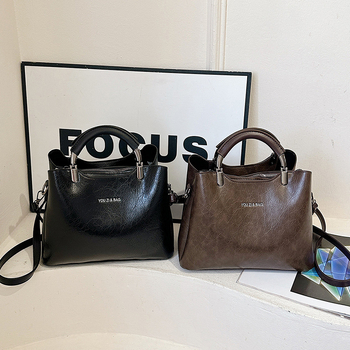 Dámska PU kabelka, horizontálne štvorcový tvar, zapínanie na zips, podšívka z polyesteru, vnútorná kapsa so zipsom