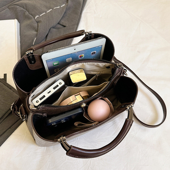 Dámska PU kabelka, horizontálne štvorcový tvar, zapínanie na zips, podšívka z polyesteru, vnútorná kapsa so zipsom