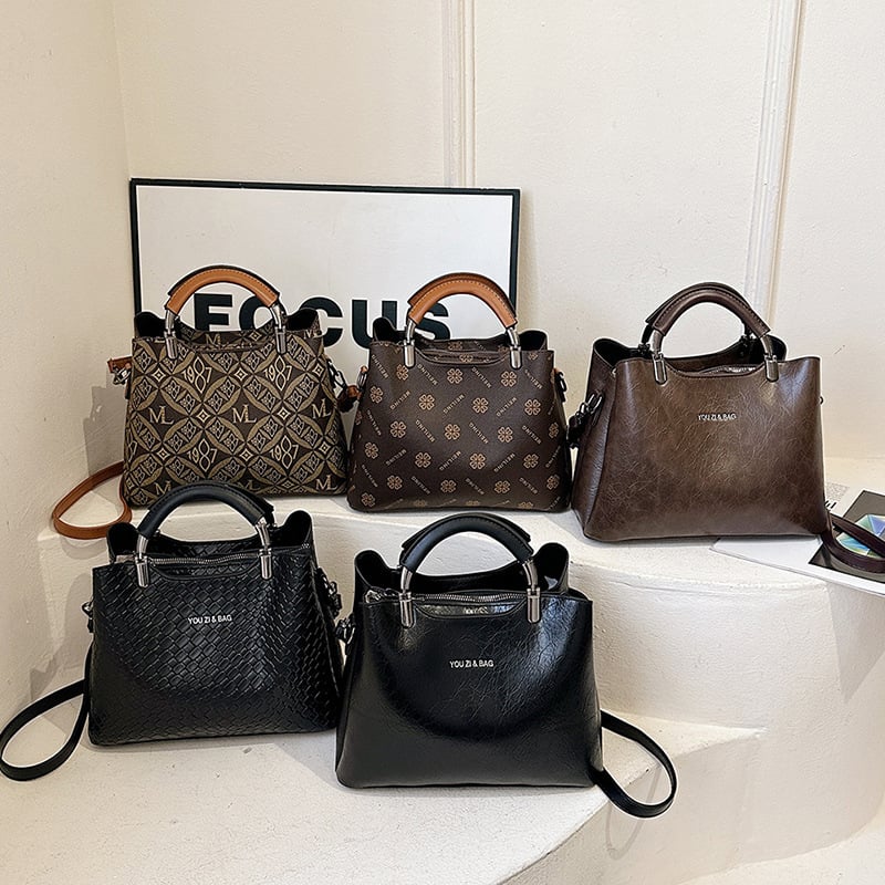 Dámska PU kabelka, horizontálne štvorcový tvar, zapínanie na zips, podšívka z polyesteru, vnútorná kapsa so zipsom