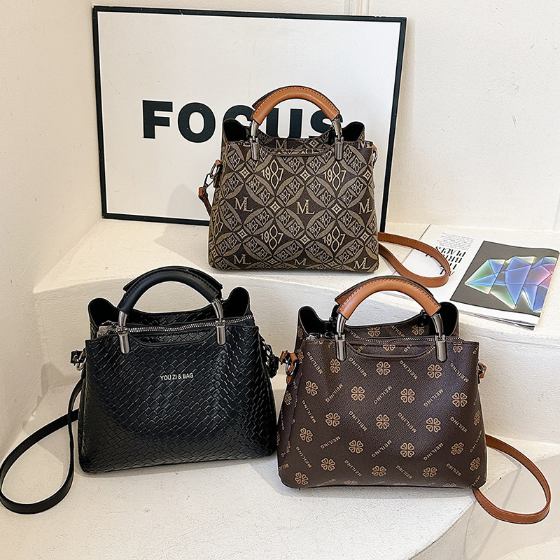 Dámska PU kabelka, horizontálne štvorcový tvar, zapínanie na zips, podšívka z polyesteru, vnútorná kapsa so zipsom