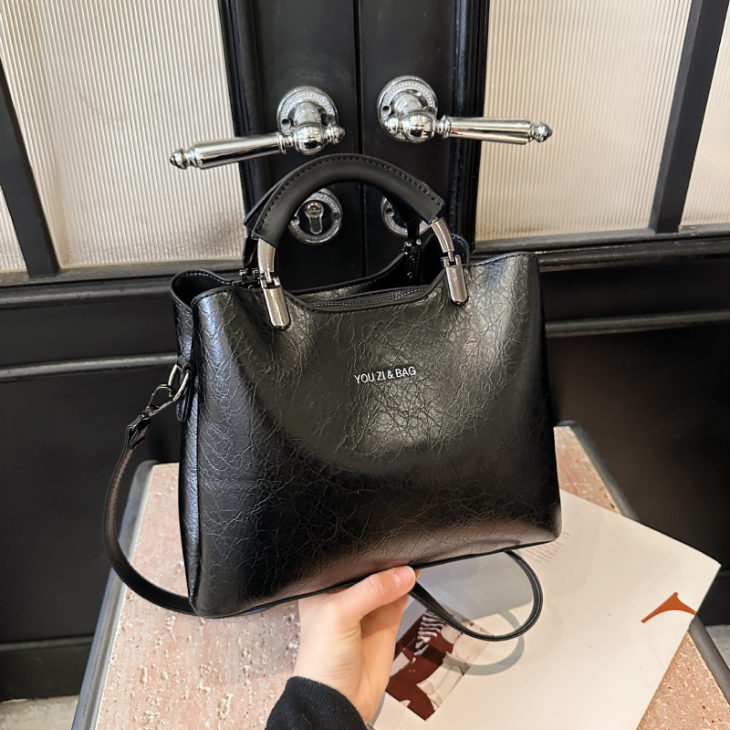 Dámska PU kabelka, horizontálne štvorcový tvar, zapínanie na zips, podšívka z polyesteru, vnútorná kapsa so zipsom