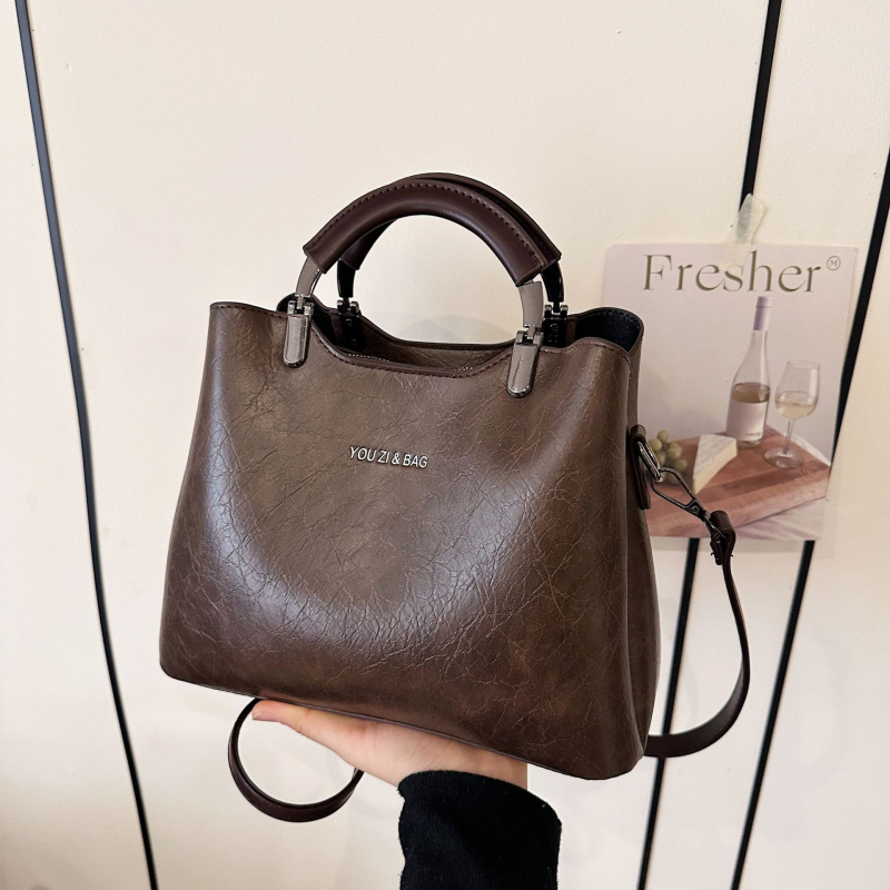 Dámska PU kabelka, horizontálne štvorcový tvar, zapínanie na zips, podšívka z polyesteru, vnútorná kapsa so zipsom