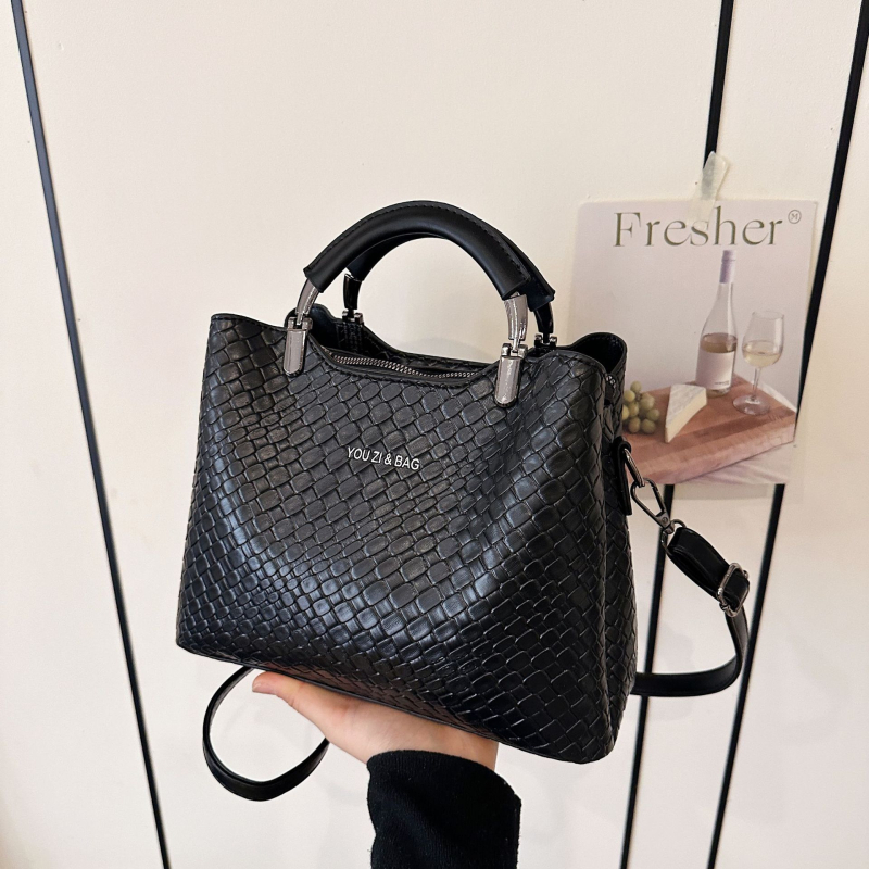 Dámska PU kabelka, horizontálne štvorcový tvar, zapínanie na zips, podšívka z polyesteru, vnútorná kapsa so zipsom