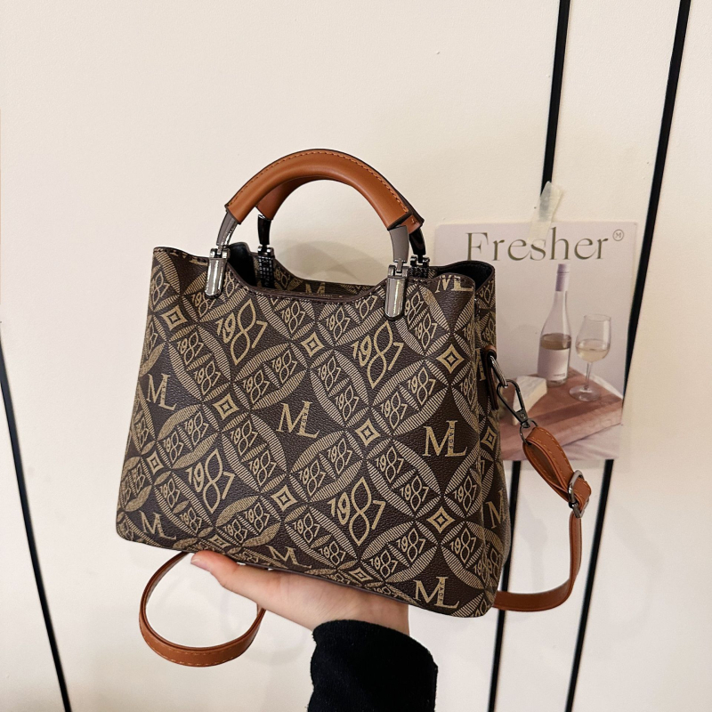 Dámska PU kabelka, horizontálne štvorcový tvar, zapínanie na zips, podšívka z polyesteru, vnútorná kapsa so zipsom