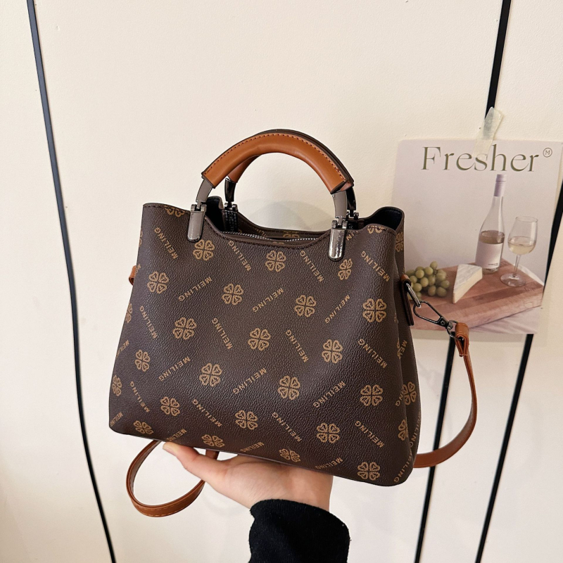 Dámska PU kabelka, horizontálne štvorcový tvar, zapínanie na zips, podšívka z polyesteru, vnútorná kapsa so zipsom