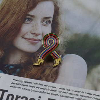 Brošňa, exkluzívny dizajn, retro smalt, modelovanie: vlnový; Materiál: zliatina; Štýl: dámsky, retro; Ošetrenie: elektroplating