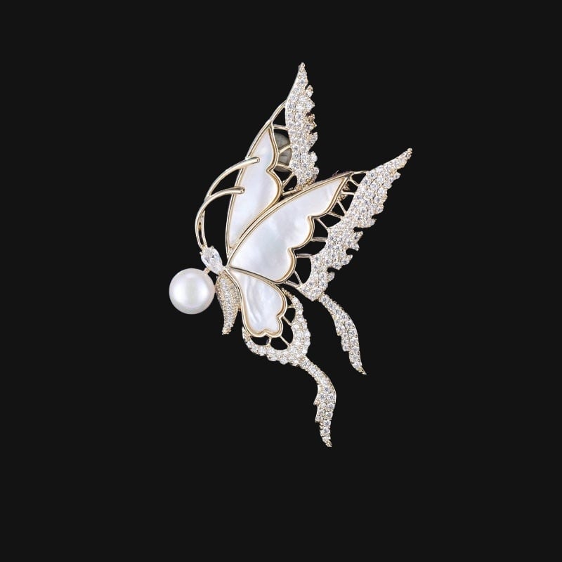 Elegantná brošňa motýľ s mikro zdobením a sladkovodnou perlou (Materiál: Meď; Úprava: Elektroplatba; Forma: Motýľ; Funkcie: Dekorácia Dar; Štýl: Dámsky Príroda)