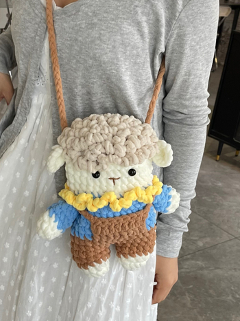 Bárány alakú plüss crossbody táska, gyapjúból kötve, belső zseb a telefon számára, pamut bélés, gyerekes rajzfilm-stílus, egy vállpánt