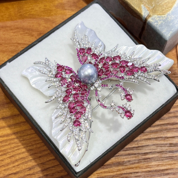 Brošňa pre ženy – motýľ so zirkónmi, dvojvrstvový dizajn, z ekologickej meďe, elektroplating, doplnok na saka a kabát