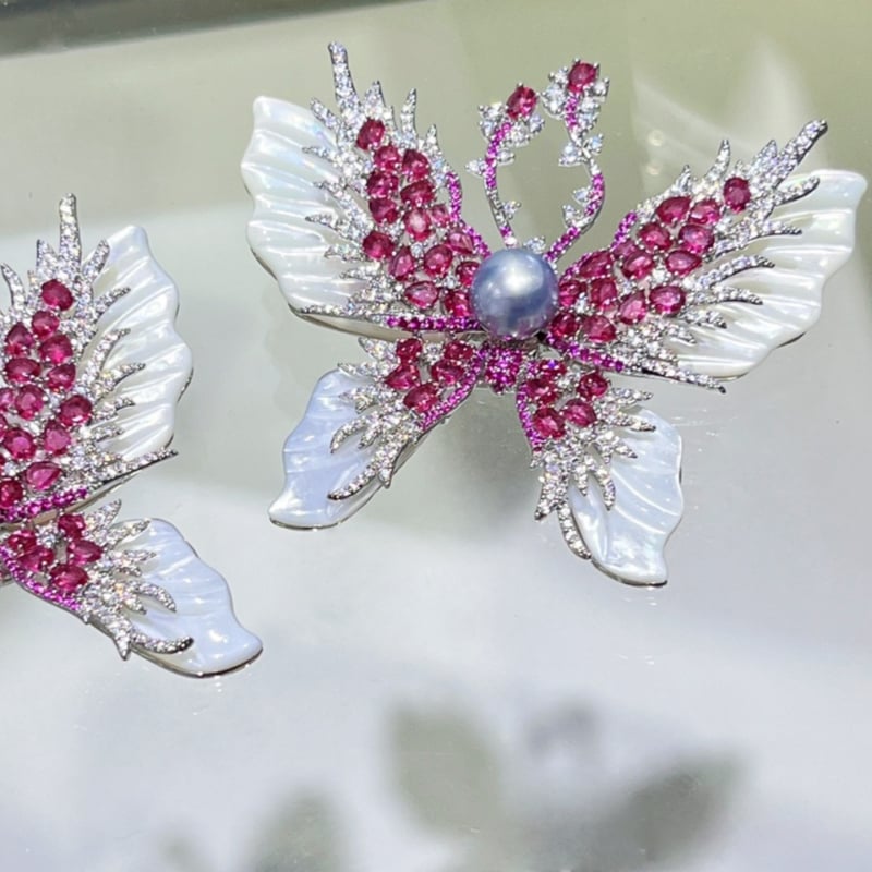 Brošňa pre ženy – motýľ so zirkónmi, dvojvrstvový dizajn, z ekologickej meďe, elektroplating, doplnok na saka a kabát