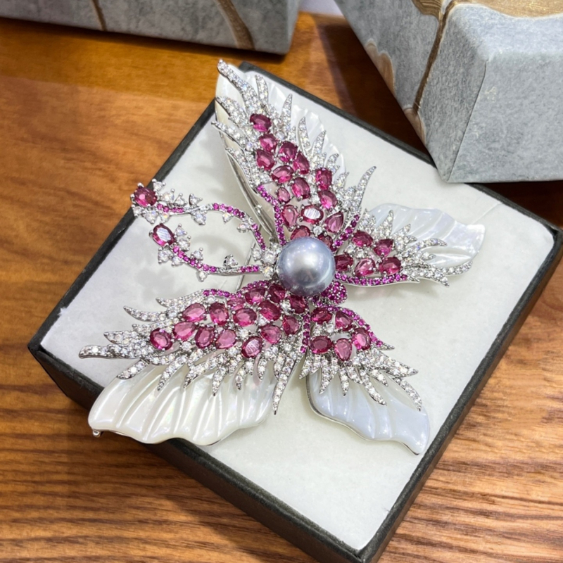 Brošňa pre ženy – motýľ so zirkónmi, dvojvrstvový dizajn, z ekologickej meďe, elektroplating, doplnok na saka a kabát