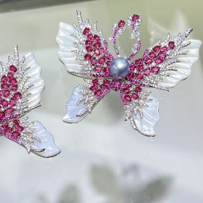 Brošňa pre ženy – motýľ so zirkónmi, dvojvrstvový dizajn, z ekologickej meďe, elektroplating, doplnok na saka a kabát