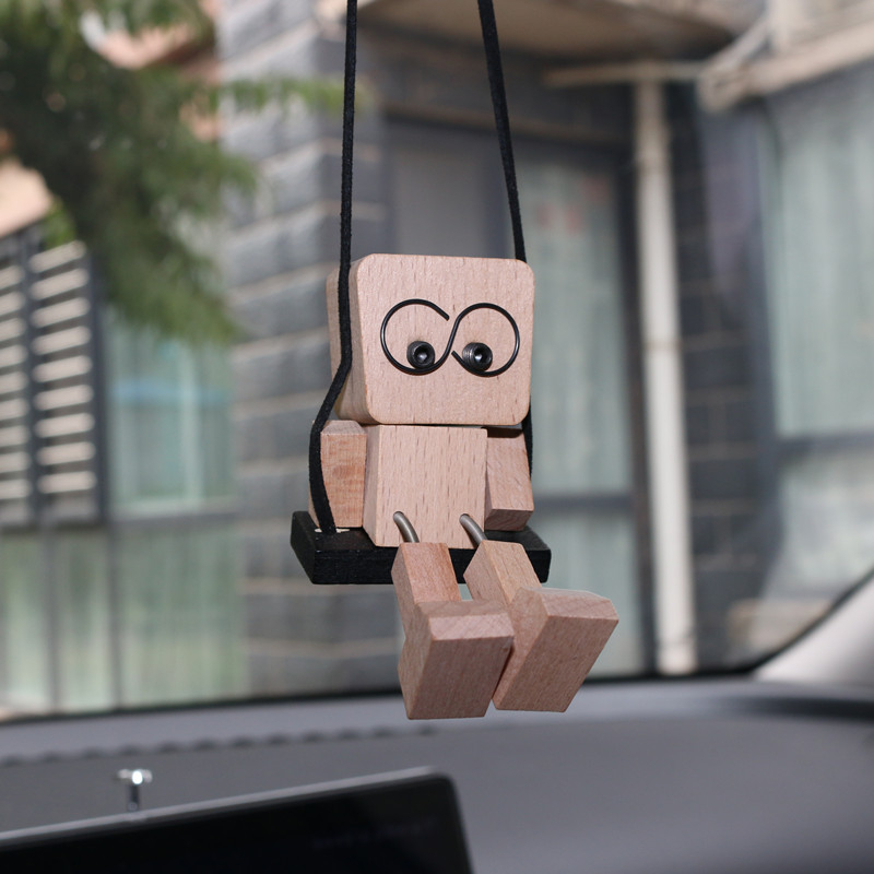 Ξύλινος άνδρας που κουνά το πόδι για αυτοκίνητο — διακοσμητικό στυλ καρτούν, εσωτερική διακόσμηση, αυτοκινητικά διακοσμητικά