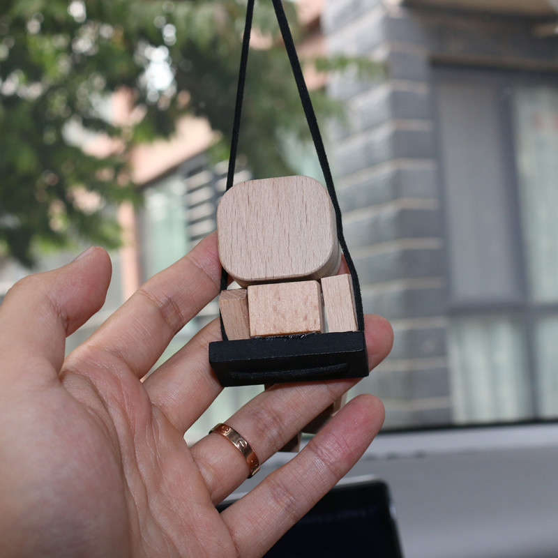 Ξύλινος άνδρας που κουνά το πόδι για αυτοκίνητο — διακοσμητικό στυλ καρτούν, εσωτερική διακόσμηση, αυτοκινητικά διακοσμητικά