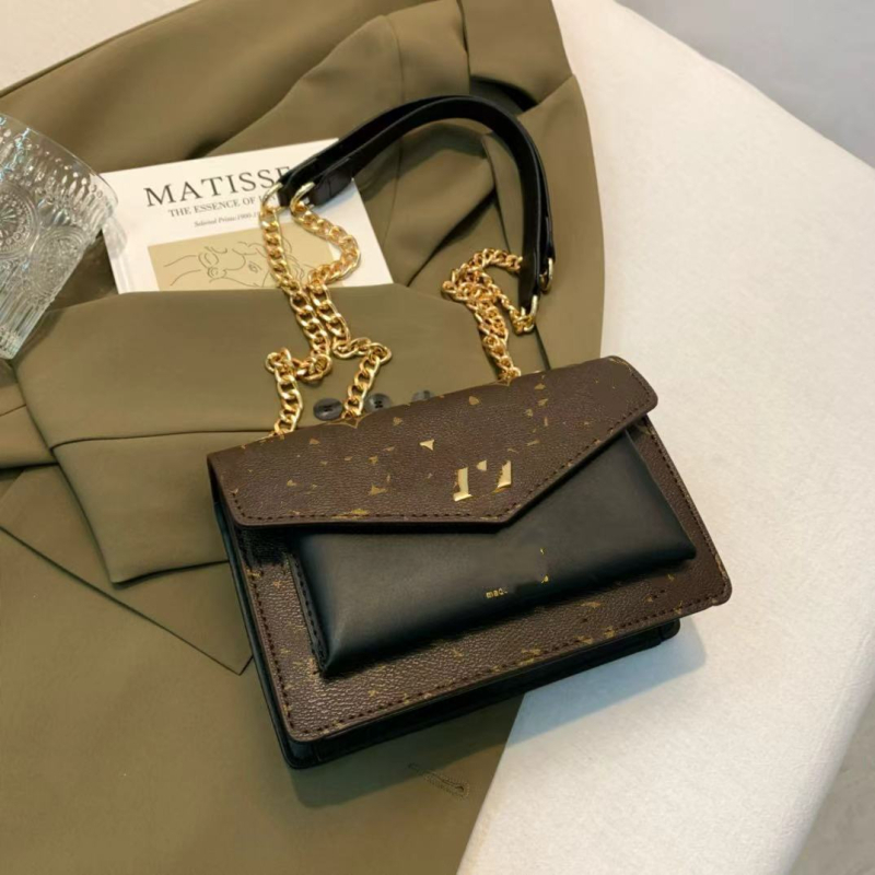 Női mini táska lánccal és széles vállpánttal — retro stílusú crossbody PU bőrből