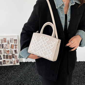 PU crossbody táska, horizontálisan négyszögletes forma, cipzáras nyitás és telefontartó zseb