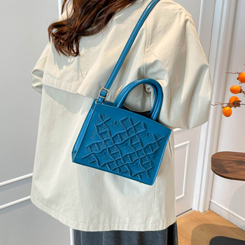 PU crossbody táska, horizontálisan négyszögletes forma, cipzáras nyitás és telefontartó zseb