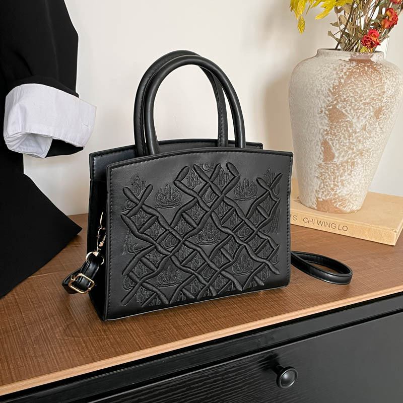 PU crossbody táska, horizontálisan négyszögletes forma, cipzáras nyitás és telefontartó zseb