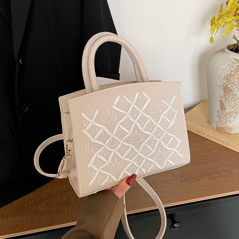 PU crossbody táska, horizontálisan négyszögletes forma, cipzáras nyitás és telefontartó zseb