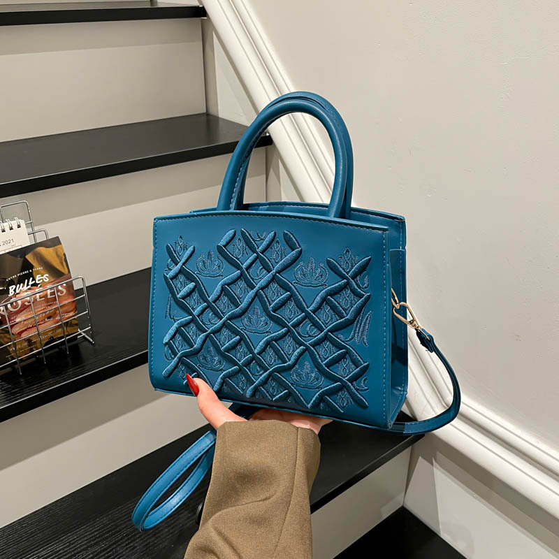 PU crossbody táska, horizontálisan négyszögletes forma, cipzáras nyitás és telefontartó zseb
