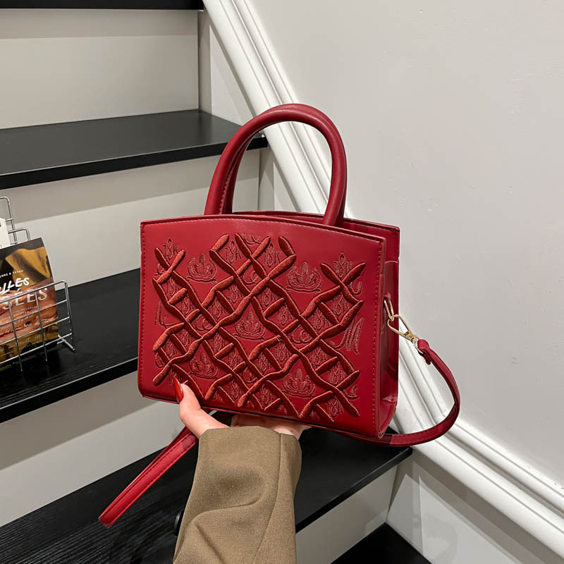 PU crossbody táska, horizontálisan négyszögletes forma, cipzáras nyitás és telefontartó zseb
