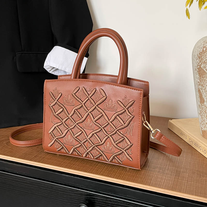 PU crossbody táska, horizontálisan négyszögletes forma, cipzáras nyitás és telefontartó zseb