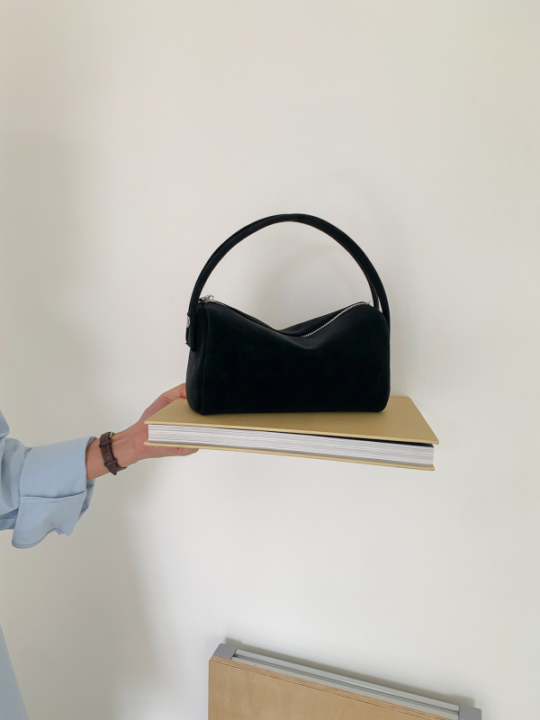 Velúr Pillow táska, városi minimalist stílus, vízszintes négyszögletes forma, cipzáras záródás, dupla vállpánt