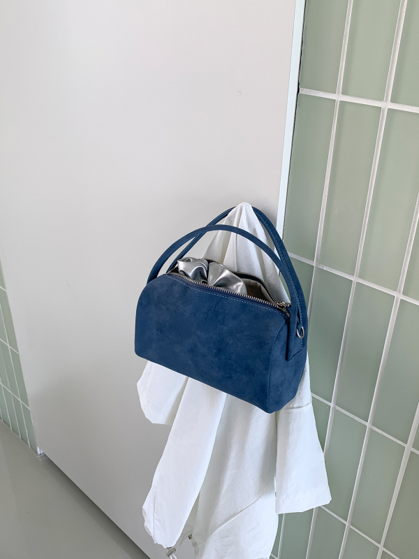 Velúr Pillow táska, városi minimalist stílus, vízszintes négyszögletes forma, cipzáras záródás, dupla vállpánt