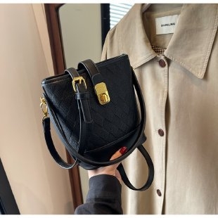 Crossbody taška z PU kože, mestský minimalizmus, vodorovný štvorcový tvar, zapínanie na zámok.