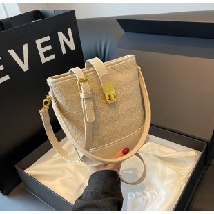 Crossbody taška z PU kože, mestský minimalizmus, vodorovný štvorcový tvar, zapínanie na zámok.