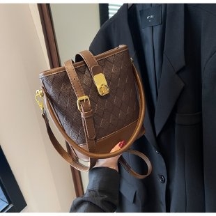 Crossbody taška z PU kože, mestský minimalizmus, vodorovný štvorcový tvar, zapínanie na zámok.