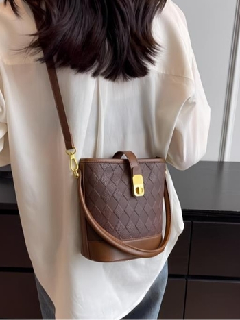 Crossbody taška z PU kože, mestský minimalizmus, vodorovný štvorcový tvar, zapínanie na zámok.