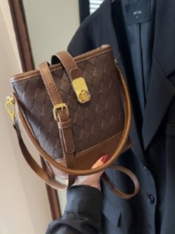 Crossbody taška z PU kože, mestský minimalizmus, vodorovný štvorcový tvar, zapínanie na zámok.