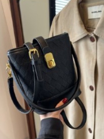 Crossbody taška z PU kože, mestský minimalizmus, vodorovný štvorcový tvar, zapínanie na zámok.