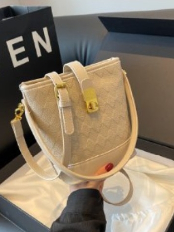 Crossbody taška z PU kože, mestský minimalizmus, vodorovný štvorcový tvar, zapínanie na zámok.