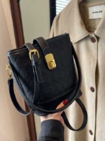 Crossbody taška z PU kože, mestský minimalizmus, vodorovný štvorcový tvar, zapínanie na zámok.