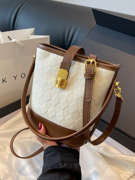 Crossbody taška z PU kože, mestský minimalizmus, vodorovný štvorcový tvar, zapínanie na zámok.