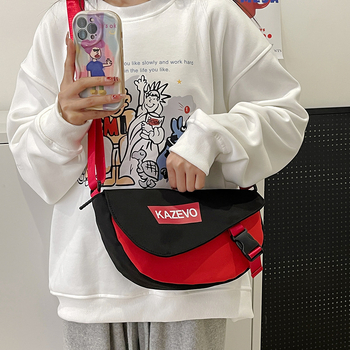 Nylonová crossbody taška s vnútorným vreckom na telefón, malý štvorec, vodorovná orientácia, zips