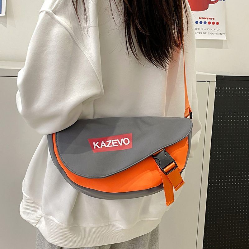 Nylonová crossbody taška s vnútorným vreckom na telefón, malý štvorec, vodorovná orientácia, zips