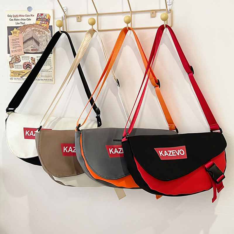 Nylonová crossbody taška s vnútorným vreckom na telefón, malý štvorec, vodorovná orientácia, zips