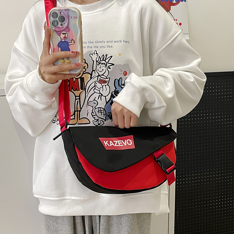 Nylonová crossbody taška s vnútorným vreckom na telefón, malý štvorec, vodorovná orientácia, zips