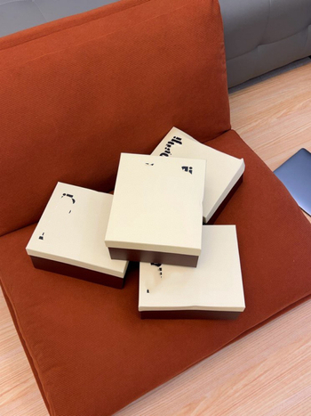 Taška Boston, tvar vankúša, hovädzia koža, zapínanie klapkou, vnútro: laminovaný vrecko na zips a vrecko na dokumenty