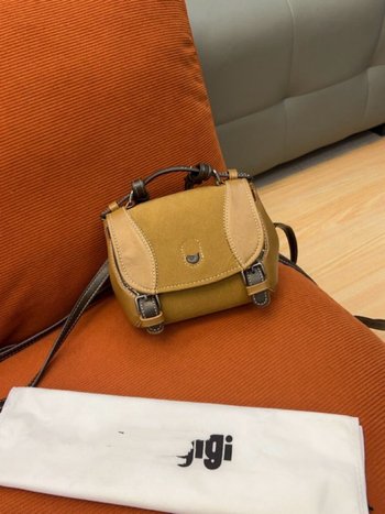 Taška Boston, tvar vankúša, hovädzia koža, zapínanie klapkou, vnútro: laminovaný vrecko na zips a vrecko na dokumenty