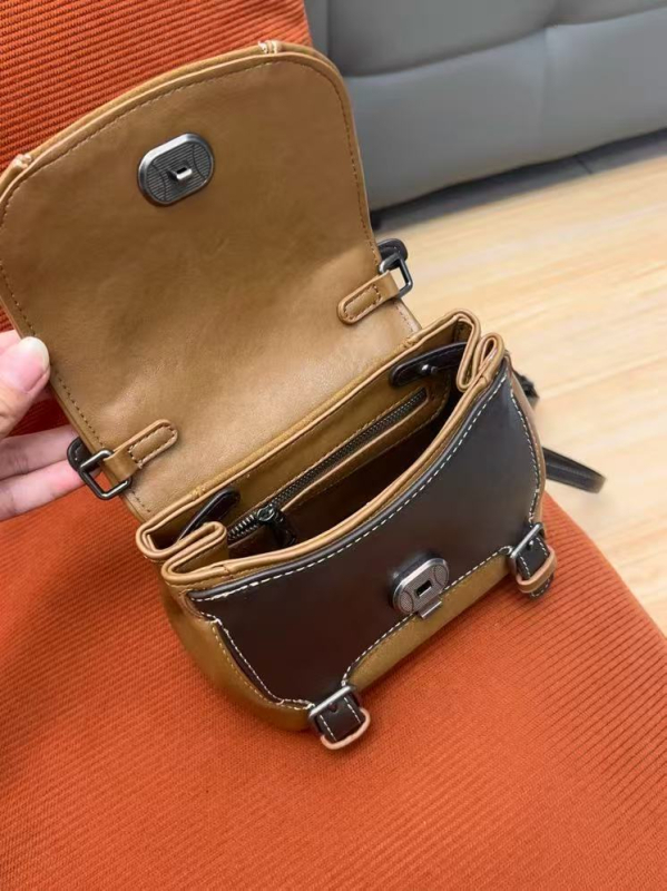 Taška Boston, tvar vankúša, hovädzia koža, zapínanie klapkou, vnútro: laminovaný vrecko na zips a vrecko na dokumenty