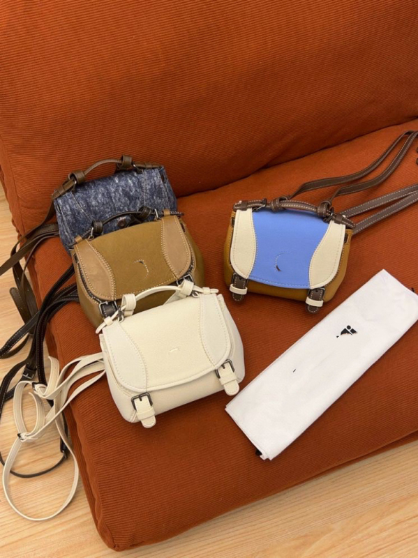 Taška Boston, tvar vankúša, hovädzia koža, zapínanie klapkou, vnútro: laminovaný vrecko na zips a vrecko na dokumenty