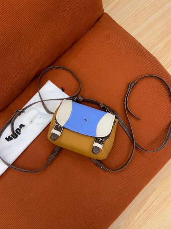 Taška Boston, tvar vankúša, hovädzia koža, zapínanie klapkou, vnútro: laminovaný vrecko na zips a vrecko na dokumenty