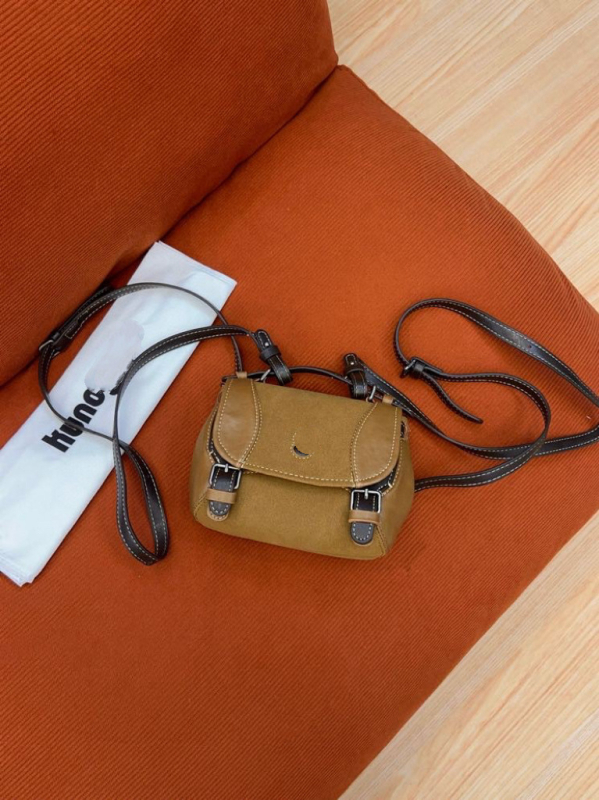 Taška Boston, tvar vankúša, hovädzia koža, zapínanie klapkou, vnútro: laminovaný vrecko na zips a vrecko na dokumenty