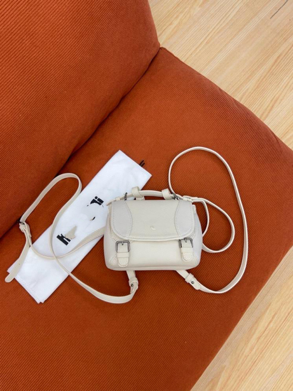 Taška Boston, tvar vankúša, hovädzia koža, zapínanie klapkou, vnútro: laminovaný vrecko na zips a vrecko na dokumenty